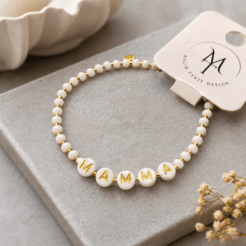 MAMMA hvitt perlearmbånd – Malin Tveit Design