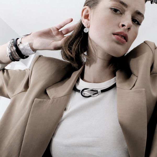 DANSK Nostalgia Leather Necklace – S&oslash;lvbelagt Halskjede